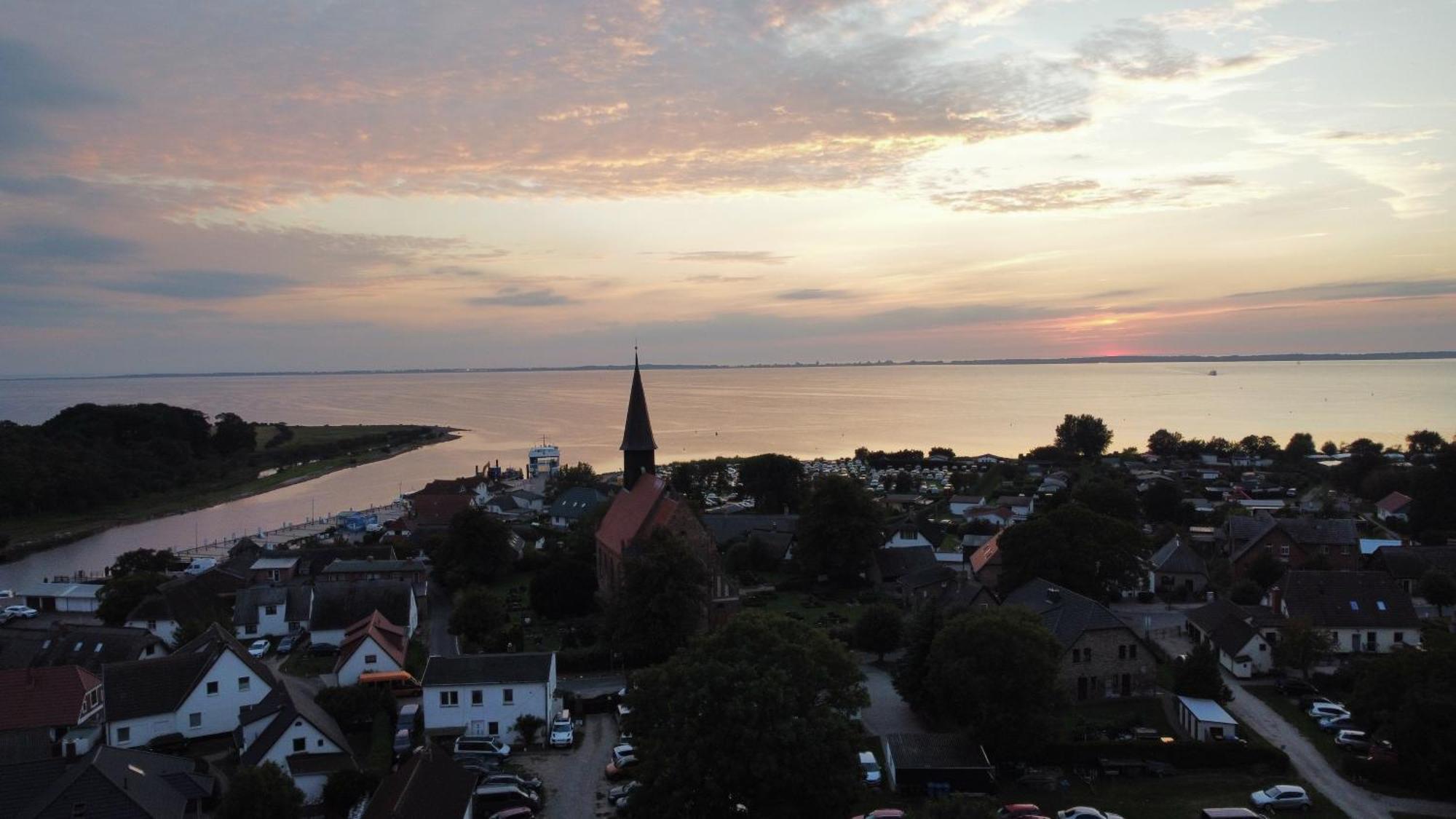 Ruegenferienhaus - Schaprode Hafen ภายนอก รูปภาพ